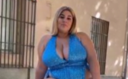 Plus-size model gives free show as she opens her legs wide in new video 4